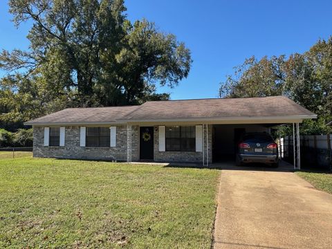 Photo of 207 Valley Lane, Crockett, TX 75835 (MLS # 5830778)