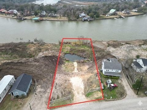 211 Riverside Street Highlands TX 77562