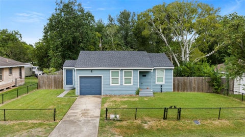 Photo of 508 Azalea Drive, La Marque, TX 77568 (MLS # 40759369)