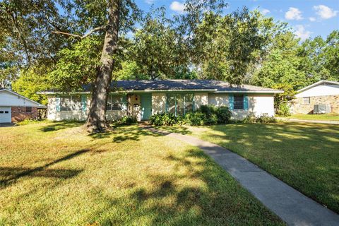 Photo of 301 Cunningham Drive, Lufkin, TX 75901 (MLS # 75720843)