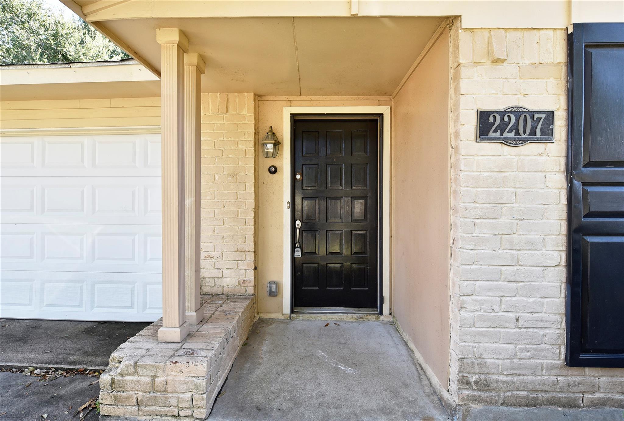 2207 Woodglen Drive