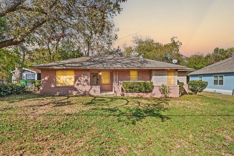 Photo of 408 W Chauncy Street, Brenham, TX 77833 (MLS # 10371858)