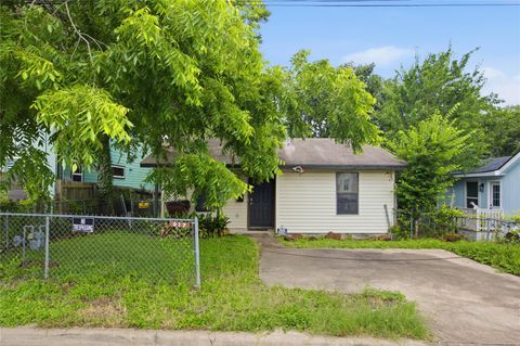 Photo of 817 Chihuahua Street, Lockhart, TX 78644 (MLS # 49744601)
