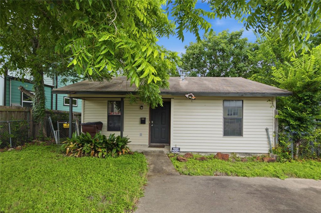 Photo of 817 Chihuahua Street, Lockhart, TX 78644 (MLS # 49744601)