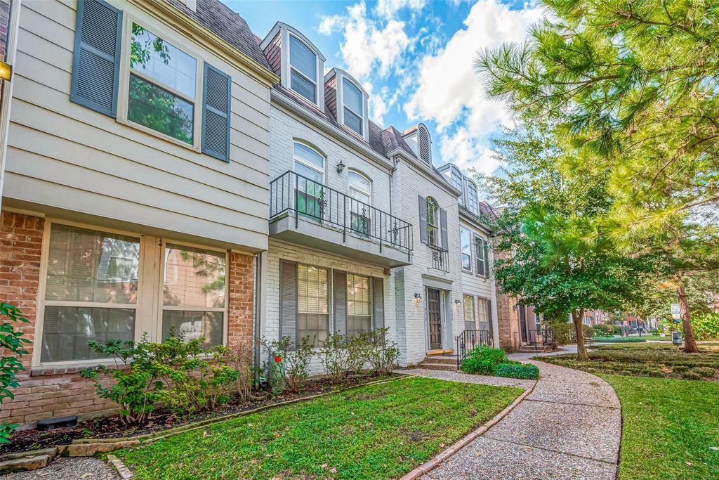Photo of 432 N Post Oak Lane, Houston, TX 77024 (MLS # 75679652)