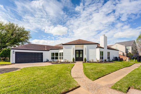 Photo of 2302 Ashford Hollow Lane, Houston, TX 77077 (MLS # 60358313)