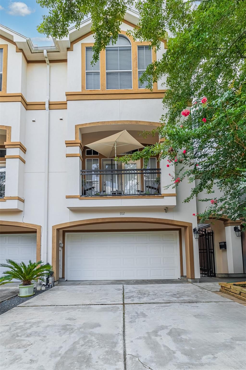 Photo of 702 Asbury Street, Houston, TX 77007 (MLS # 35027489)