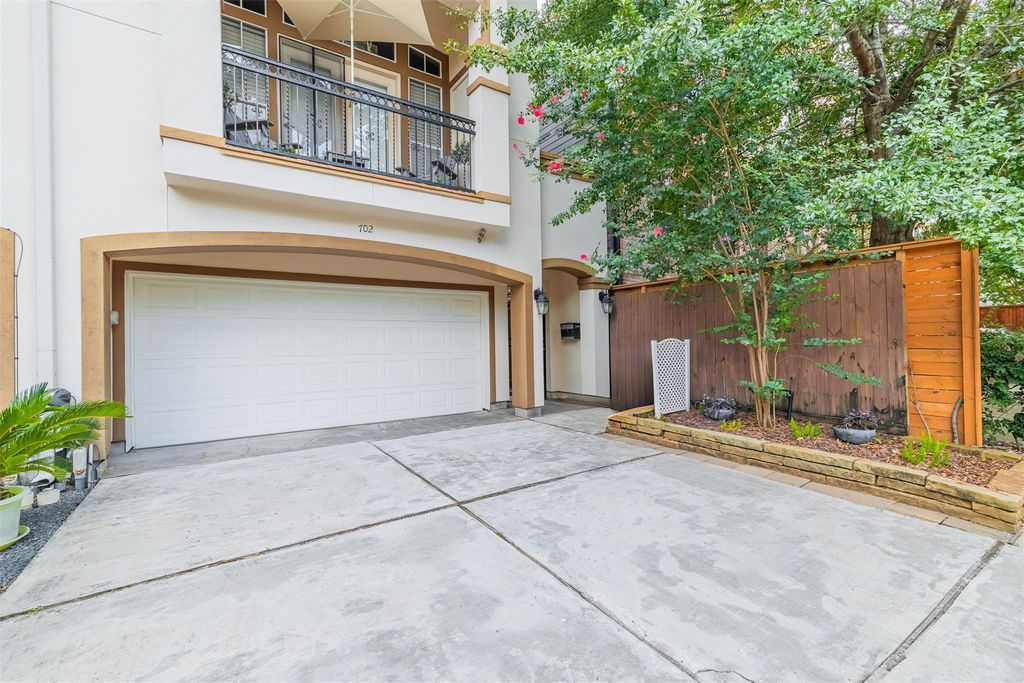 Photo of 702 Asbury Street, Houston, TX 77007 (MLS # 35027489)