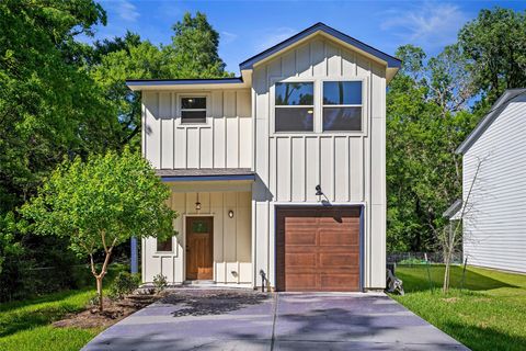 Photo of 1005 Spokane River Road, Conroe, TX 77316 (MLS # 49382383)