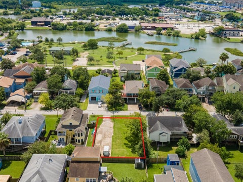 Photo of 822 Cedar Road, Clear Lake Shores, TX 77565 (MLS # 81208290)