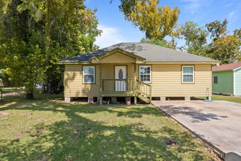 Photo of 122 W Bernard Street, Clute, TX 77531 (MLS # 57885187)