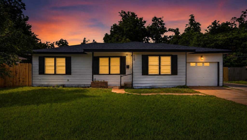 Photo of 310 Nasturtium Street, Lake Jackson, TX 77566 (MLS # 91219599)