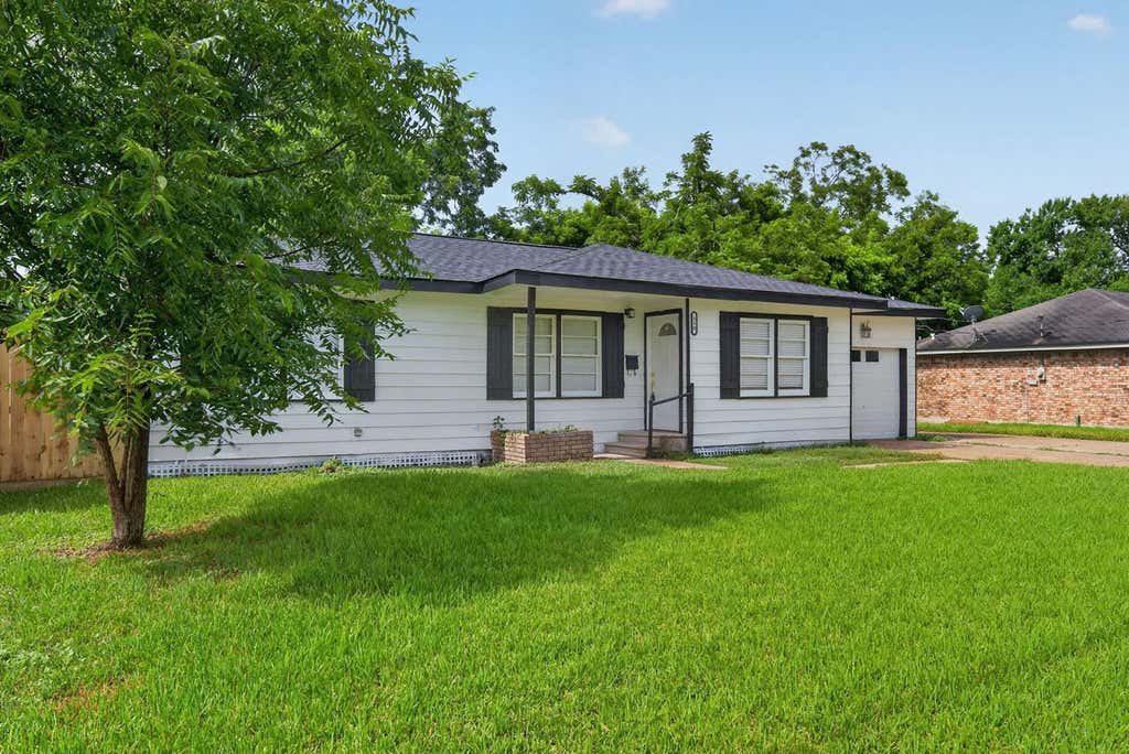 Photo of 310 Nasturtium Street, Lake Jackson, TX 77566 (MLS # 91219599)