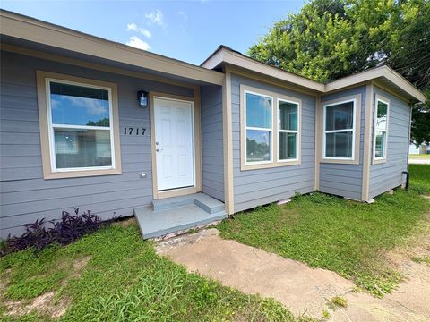 Photo of 1715 W 4th Street, Freeport, TX 77541 (MLS # 41283732)
