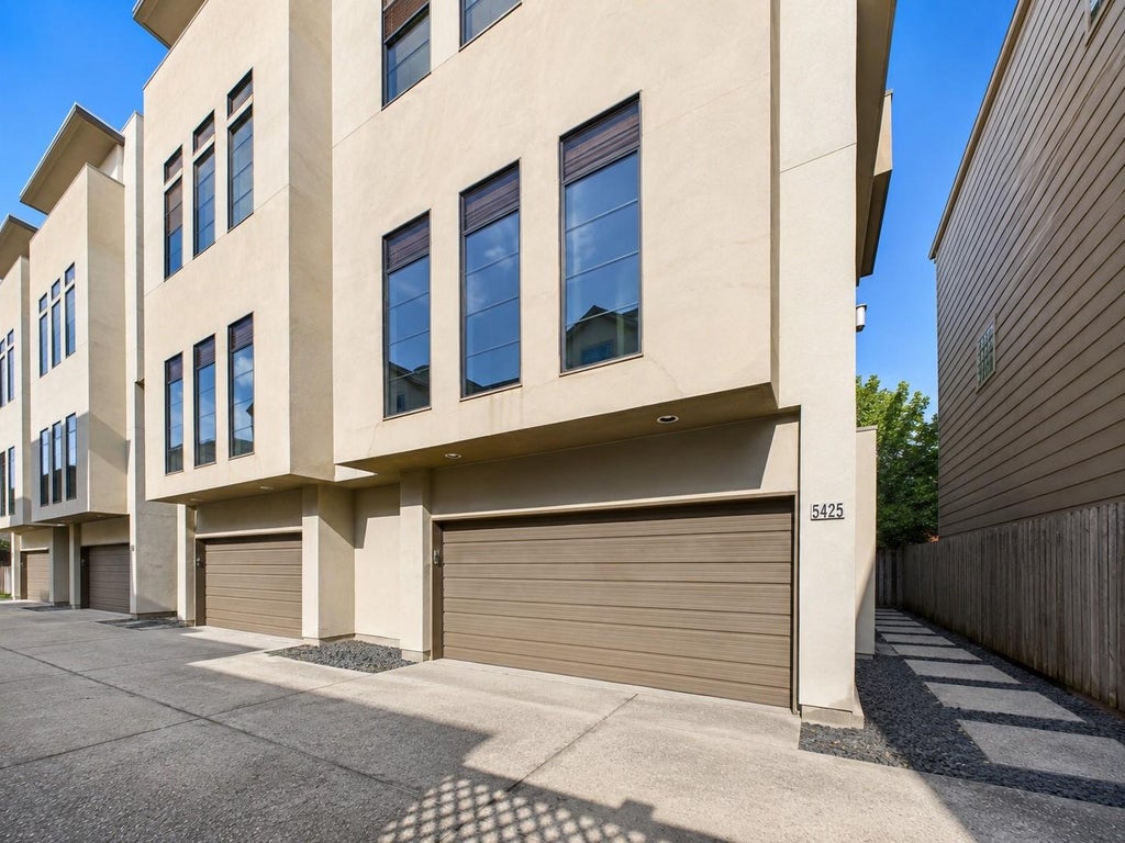 Photo of 5425 Floyd Street, Houston, TX 77007 (MLS # 52257378)