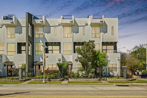 Photo of 1304 W Dallas Street, Houston, TX 77019 (MLS # 77473352)