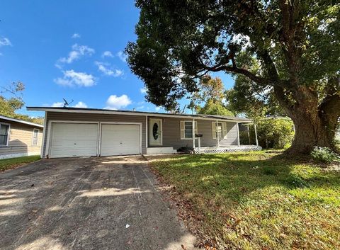 Photo of 612 Winding Way Street, Lake Jackson, TX 77566 (MLS # 24198068)