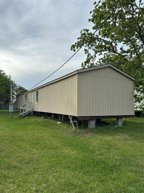 Photo of 320 4th Street, San Leon, TX 77539 (MLS # 87233002)