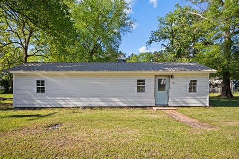 Photo of 113 W Linn Street, Huntington, TX 75949 (MLS # 78271347)