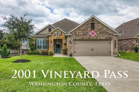 Photo of 2001 Vineyard Pass, Brenham, TX 77833 (MLS # 3081292)