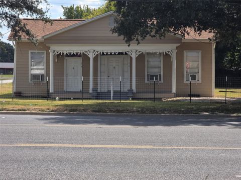 Photo of 601 West Washington Avenue #A, Navasota, TX 77868 (MLS # 85201731)