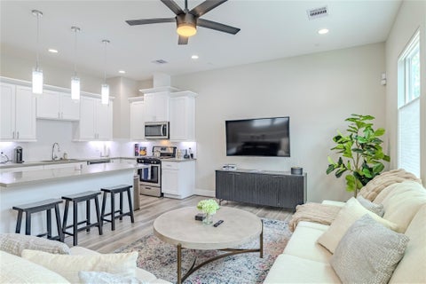 Photo of 240 N Julia Street #D, Houston, TX 77022 (MLS # 76340515)
