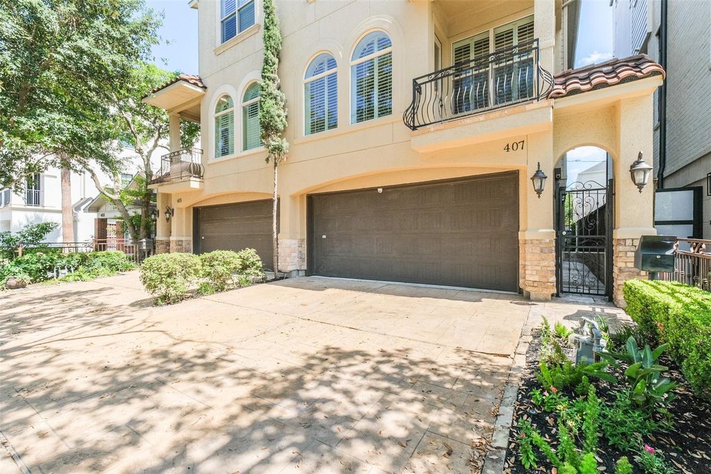 Photo of 407 W Bell Street, Houston, TX 77019 (MLS # 66180584)