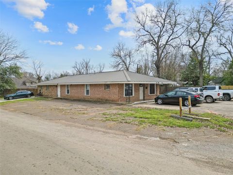 Photo of 300 S Cedar St, Crockett, TX 75835 (MLS # 39732432) Photo of 300 S Cedar St, Crockett, TX 75835 (MLS # 39732432)
