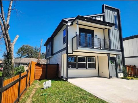 Photo of 1002 Natchez Ave Ave, Pasadena, TX 77506 (MLS # 52378366)