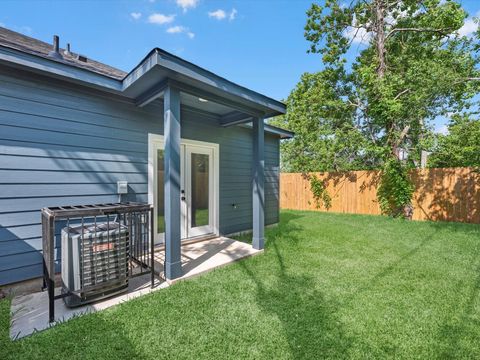 Tiny photo for 5201 Kenilwood Dr DR #A, Houston, TX 77033 (MLS # 30645869)