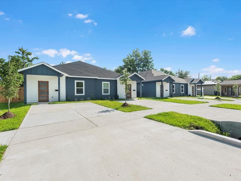 Tiny photo for 5201 Kenilwood Dr DR #A, Houston, TX 77033 (MLS # 30645869)