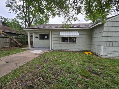 Photo of 822 Woodhue Street, Channelview, TX 77530 (MLS # 5102745)