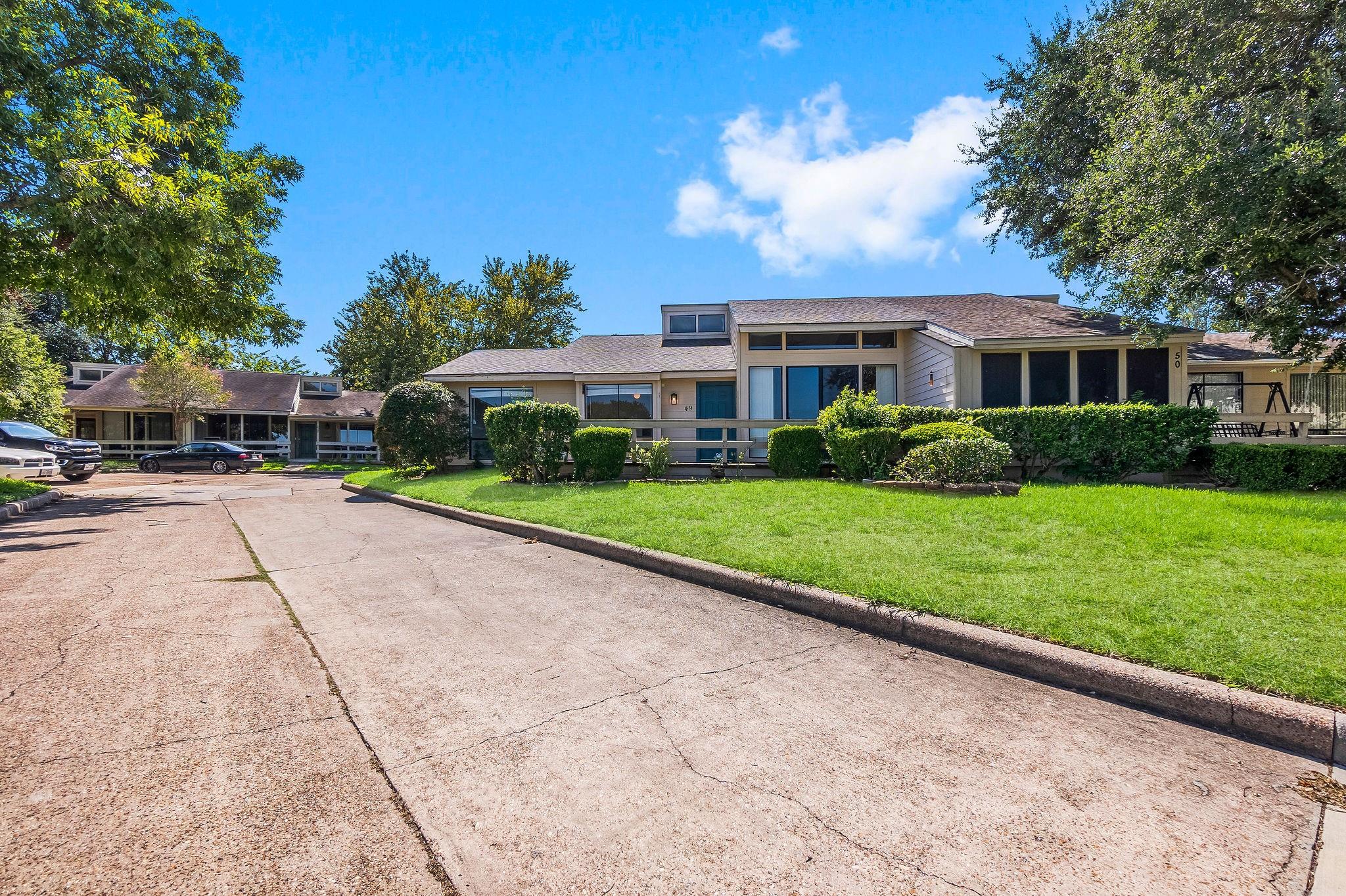 49 April Point Drive N