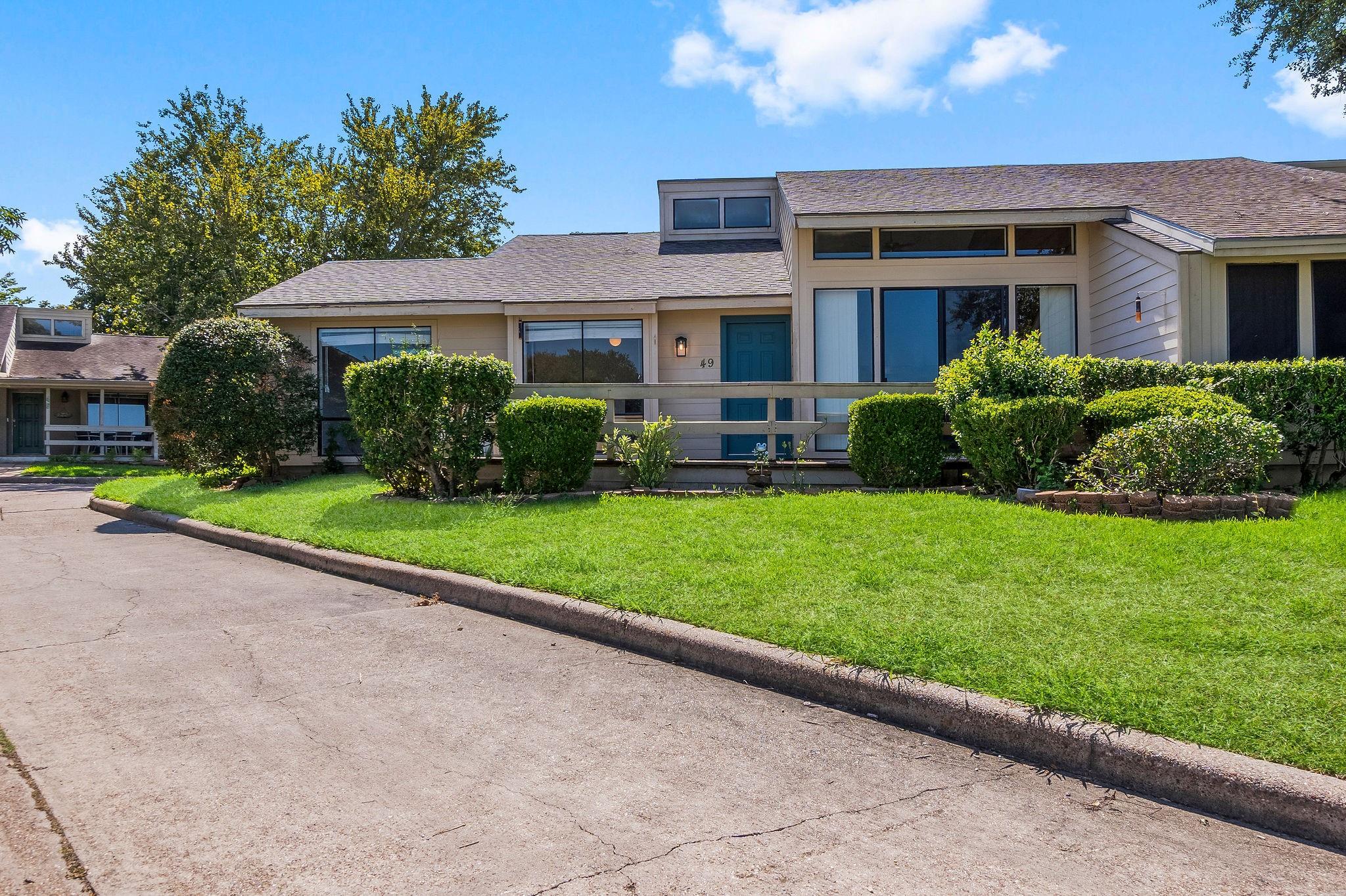 49 April Point Drive N