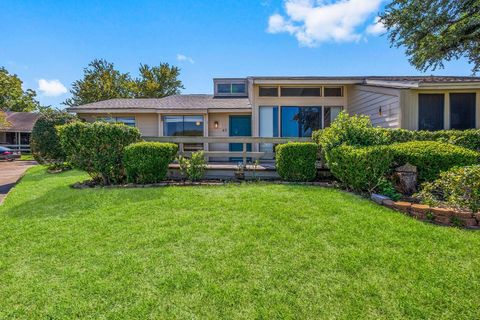 Photo of 49 April Point Drive N, Conroe, TX 77356 (MLS # 86127316)