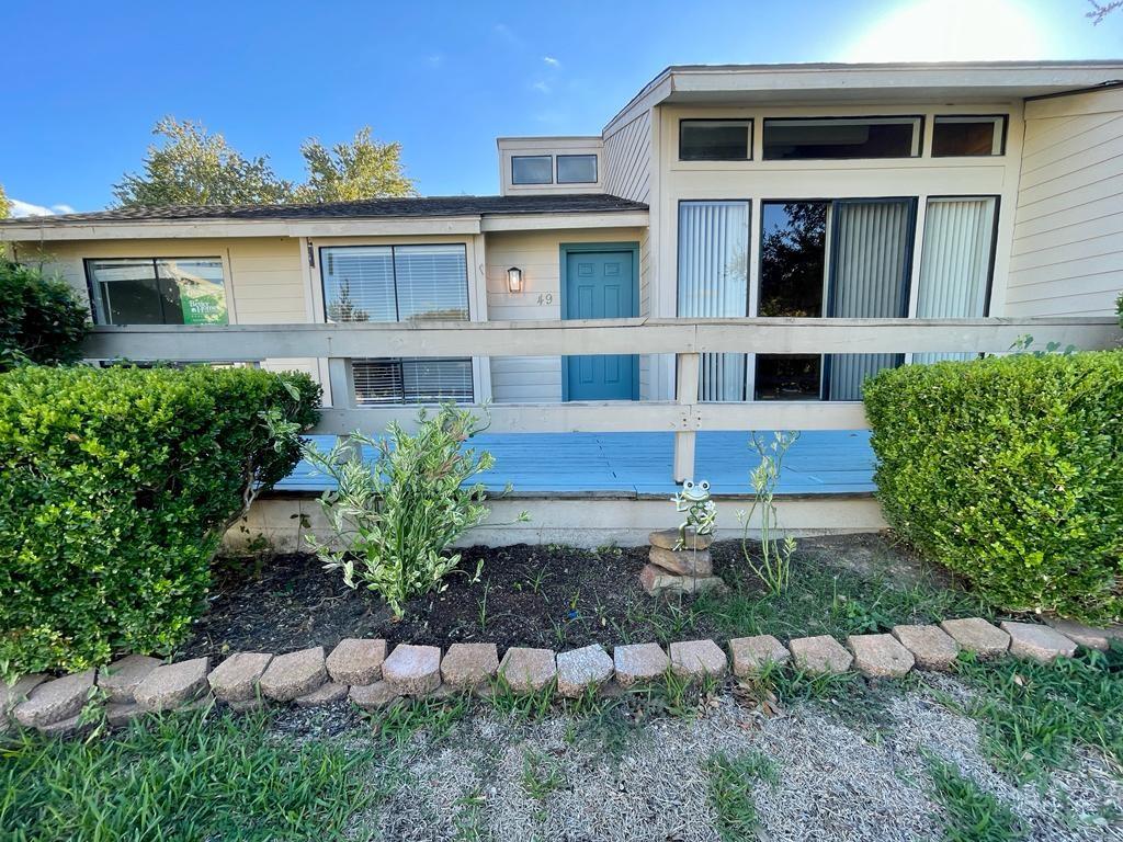 49 April Point Drive N