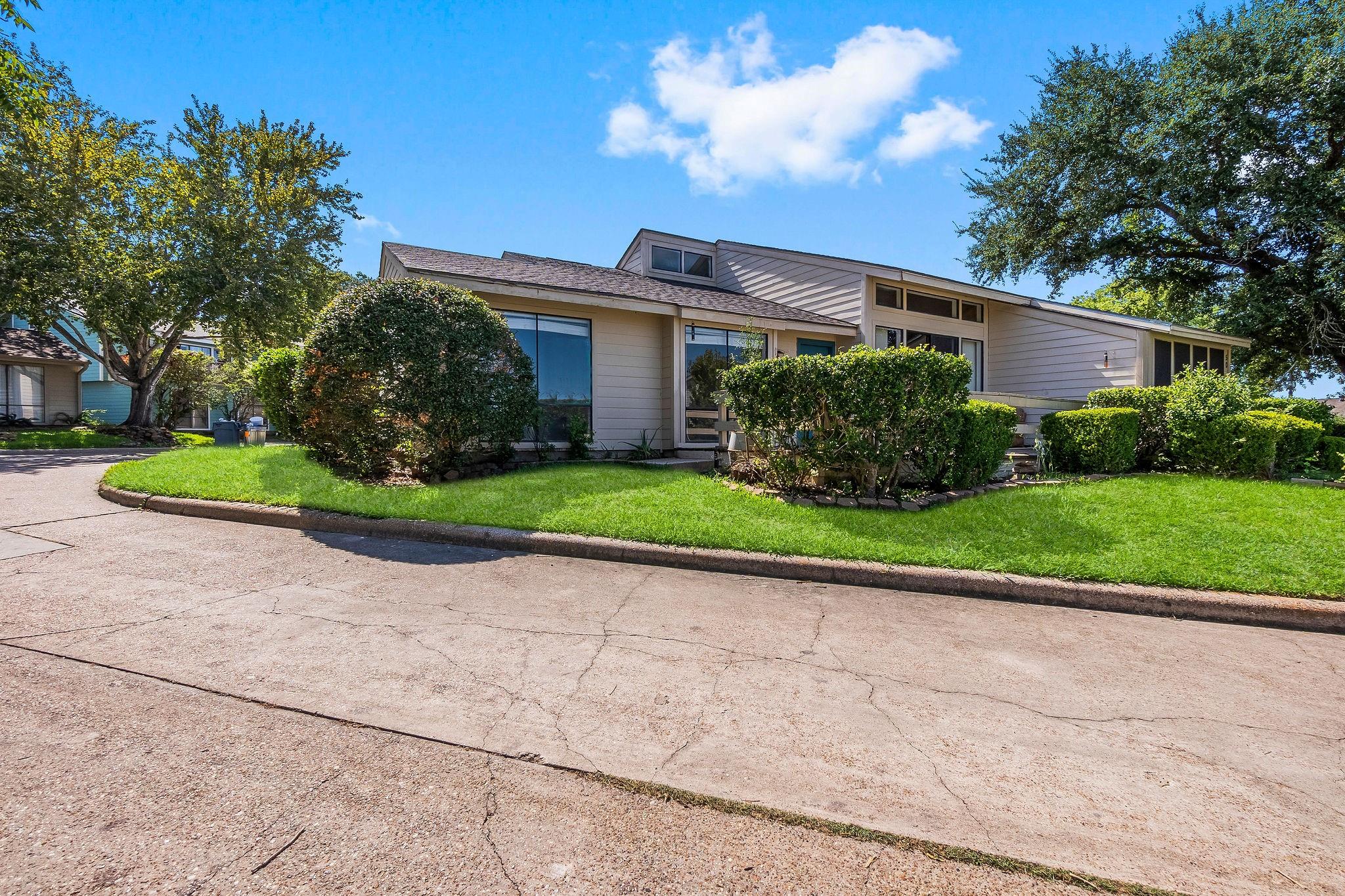 49 April Point Drive N