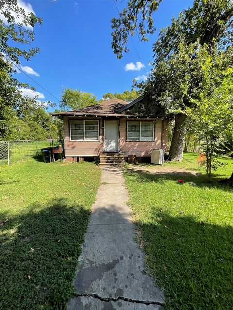 Photo of 305 Burr Street, Houston, TX 77011 (MLS # 20680489)