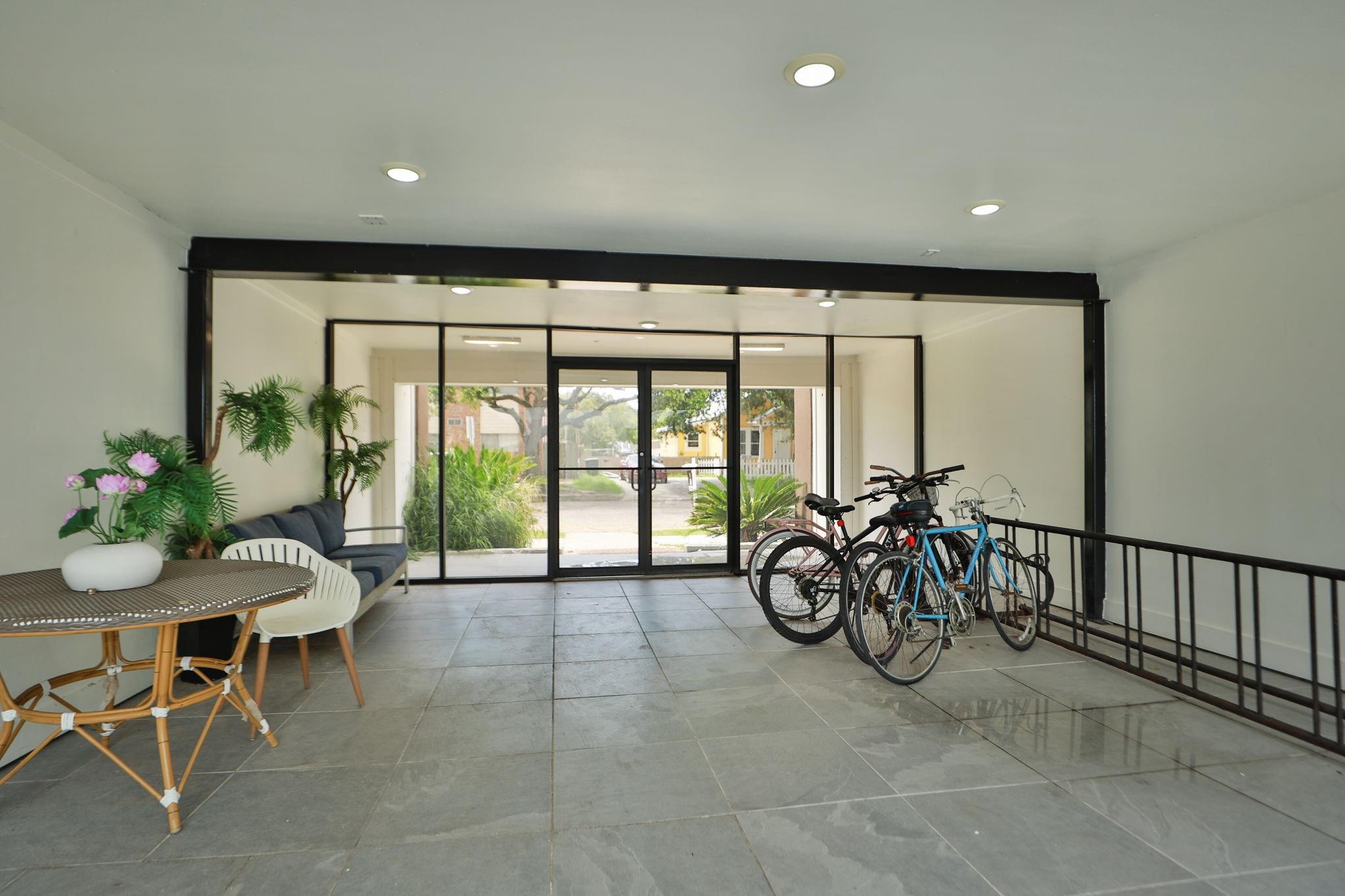 712 Ball St