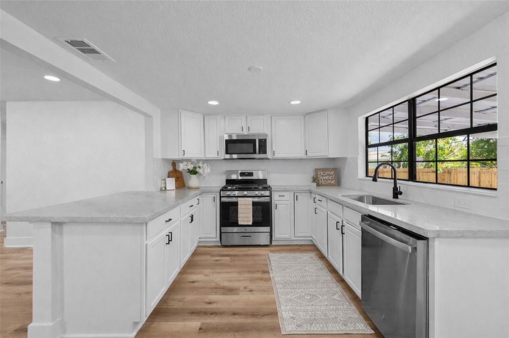 Photo of 33 17th Avenue N, Texas City, TX 77590 (MLS # 32711576)