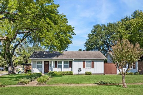 Photo of 8410 Western Drive, Houston, TX 77055 (MLS # 1093484)