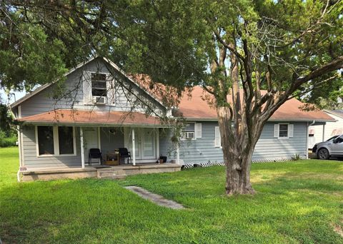 Homes For Sale - 900 E Houston Street<br/> Highlands, TX 77562