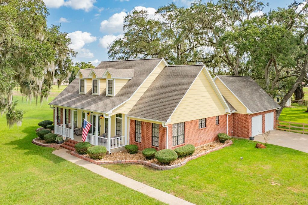 Photo of 1619 Flintlock Court, Angleton, TX 77515 (MLS # 33868255)