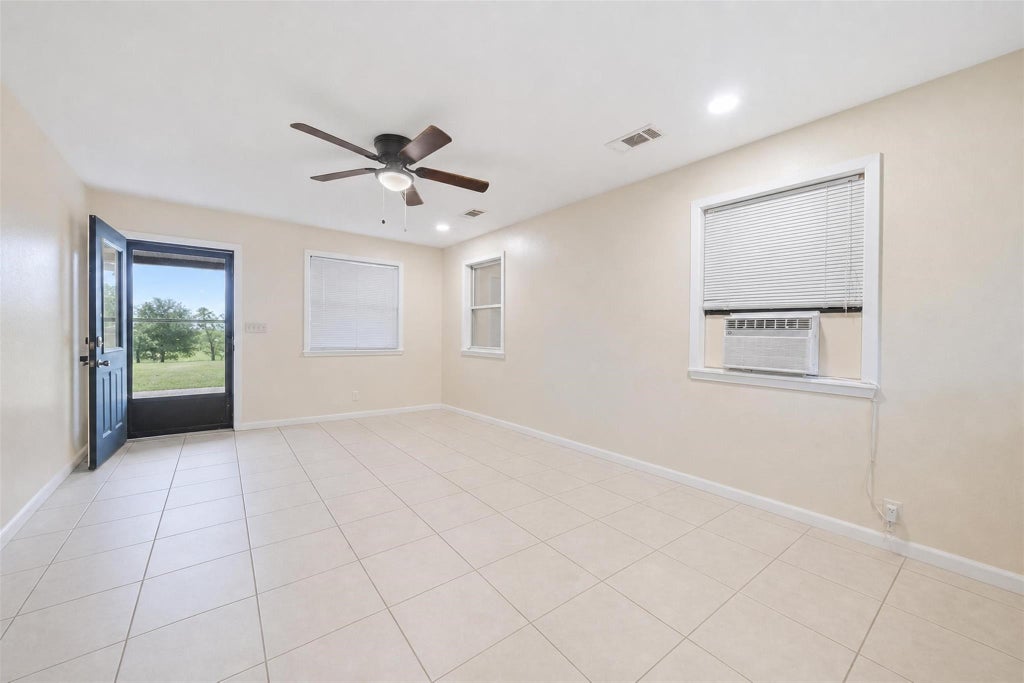 Photo of 301 Cooks Lane, Franklin, TX 77856 (MLS # 40842927)