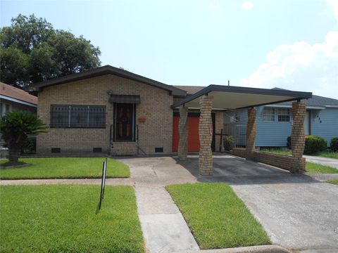 Photo of 930 W 5th Street, Port Arthur, TX 77640 (MLS # 61292729)