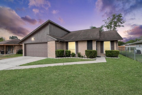 Photo of 1930 Deerhurst Lane, Houston, TX 77088 (MLS # 60981587)