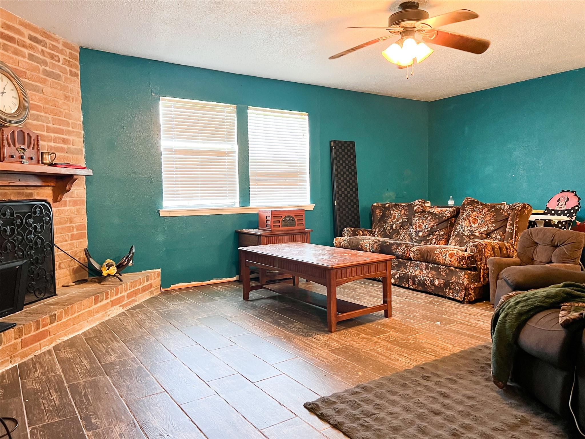 2406 W Us Highway 79 Highway