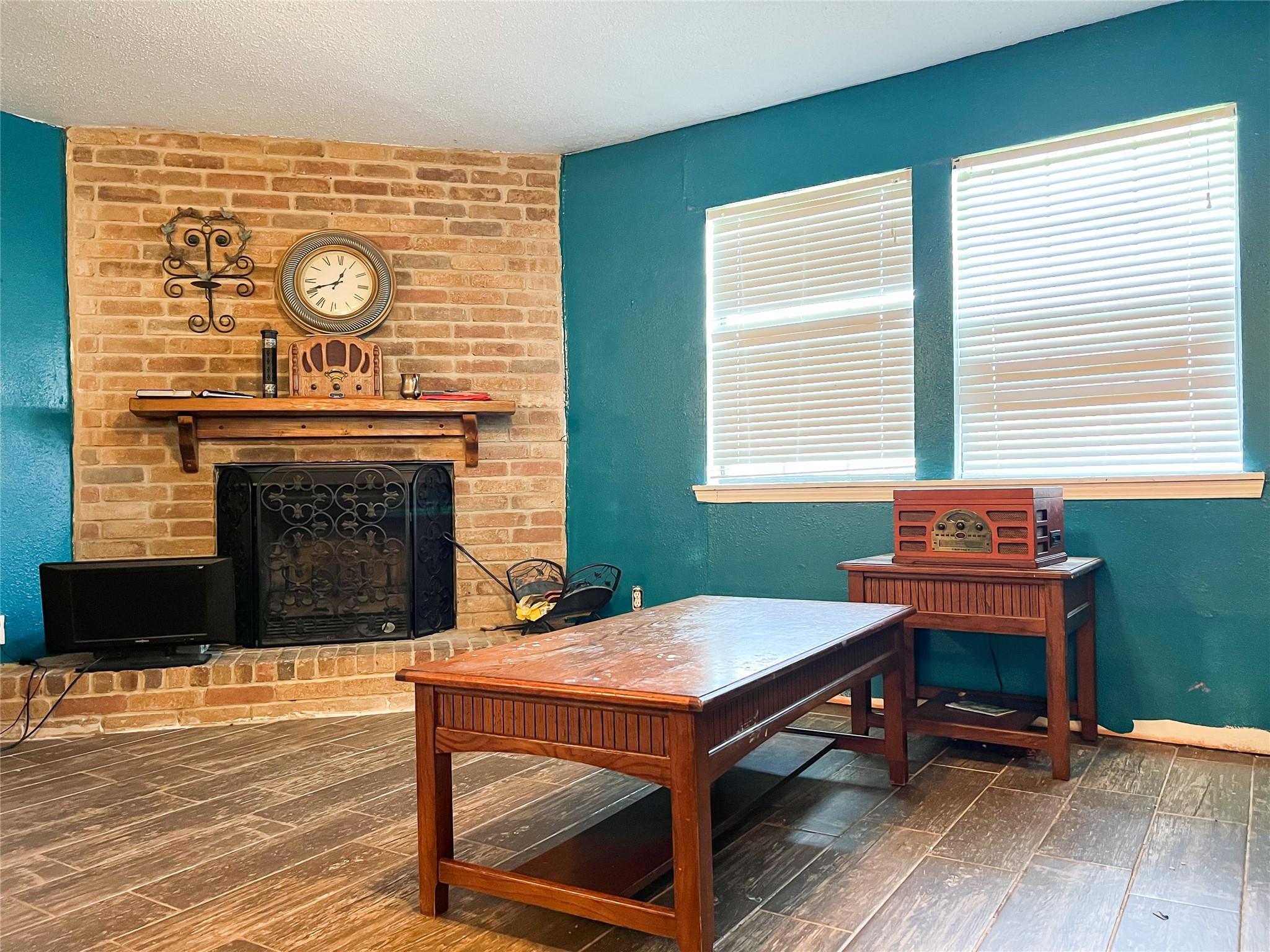 2406 W Us Highway 79 Highway