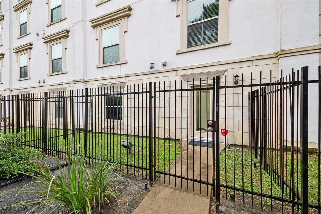 Photo of 3501 Chenevert Street #7, Houston, TX 77004 (MLS # 75533813)