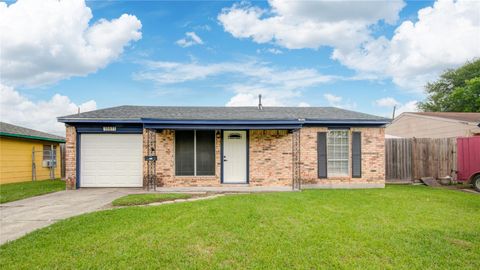 Photo of 10611 Leitrim Way, Houston, TX 77047 (MLS # 10729874)